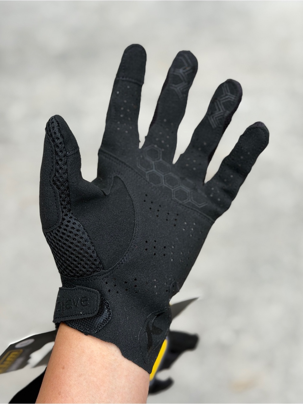 Gloves - Picture 4 of 12